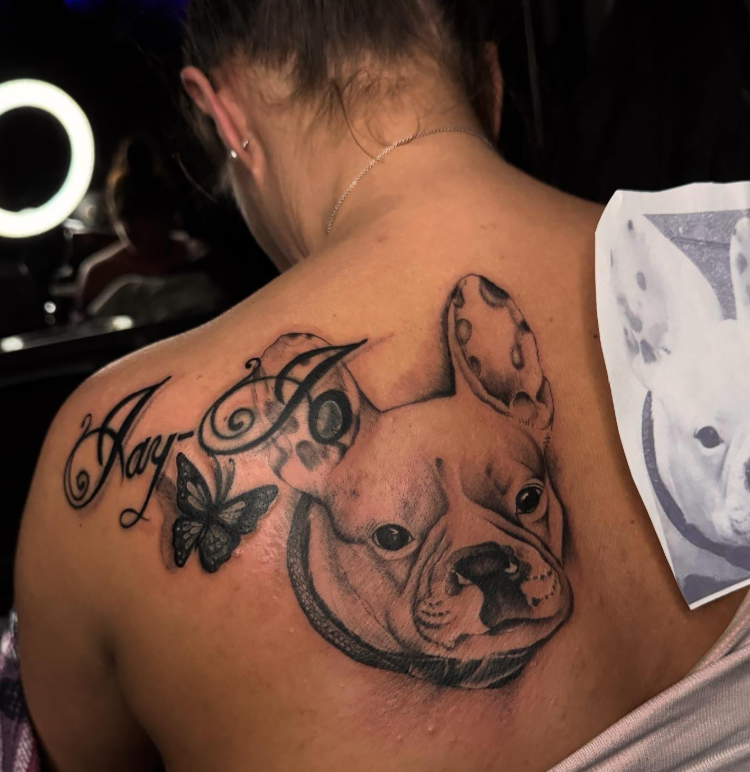 Fotorealistisches Hunde-Portrait Tattoo mit Schriftzug auf der Schulter
