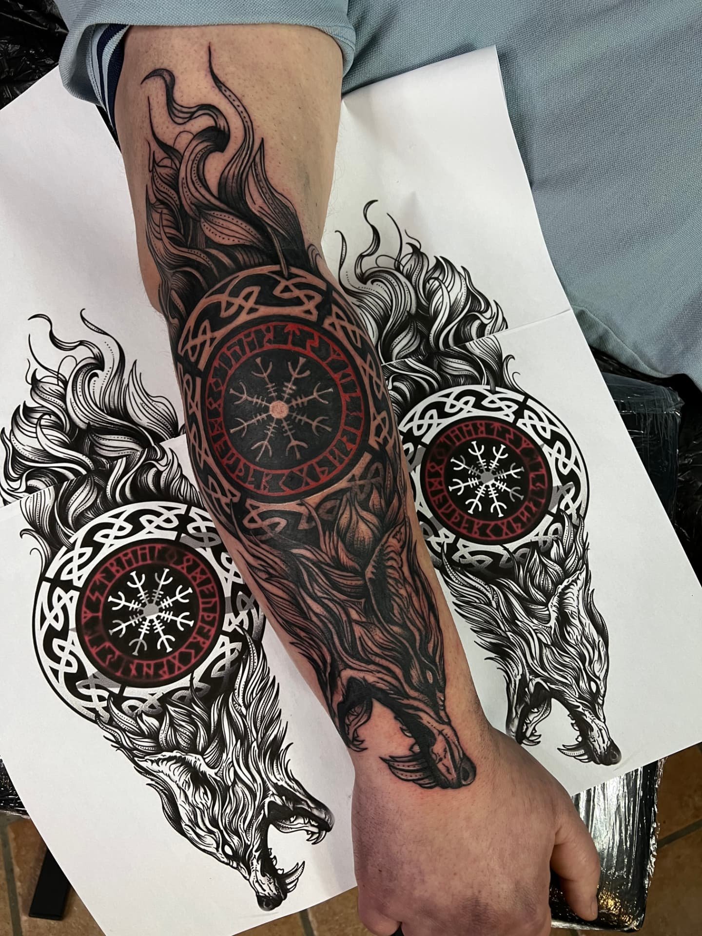 Nordisches Vegvisir mit Wölfen und Flammen am Unterarm