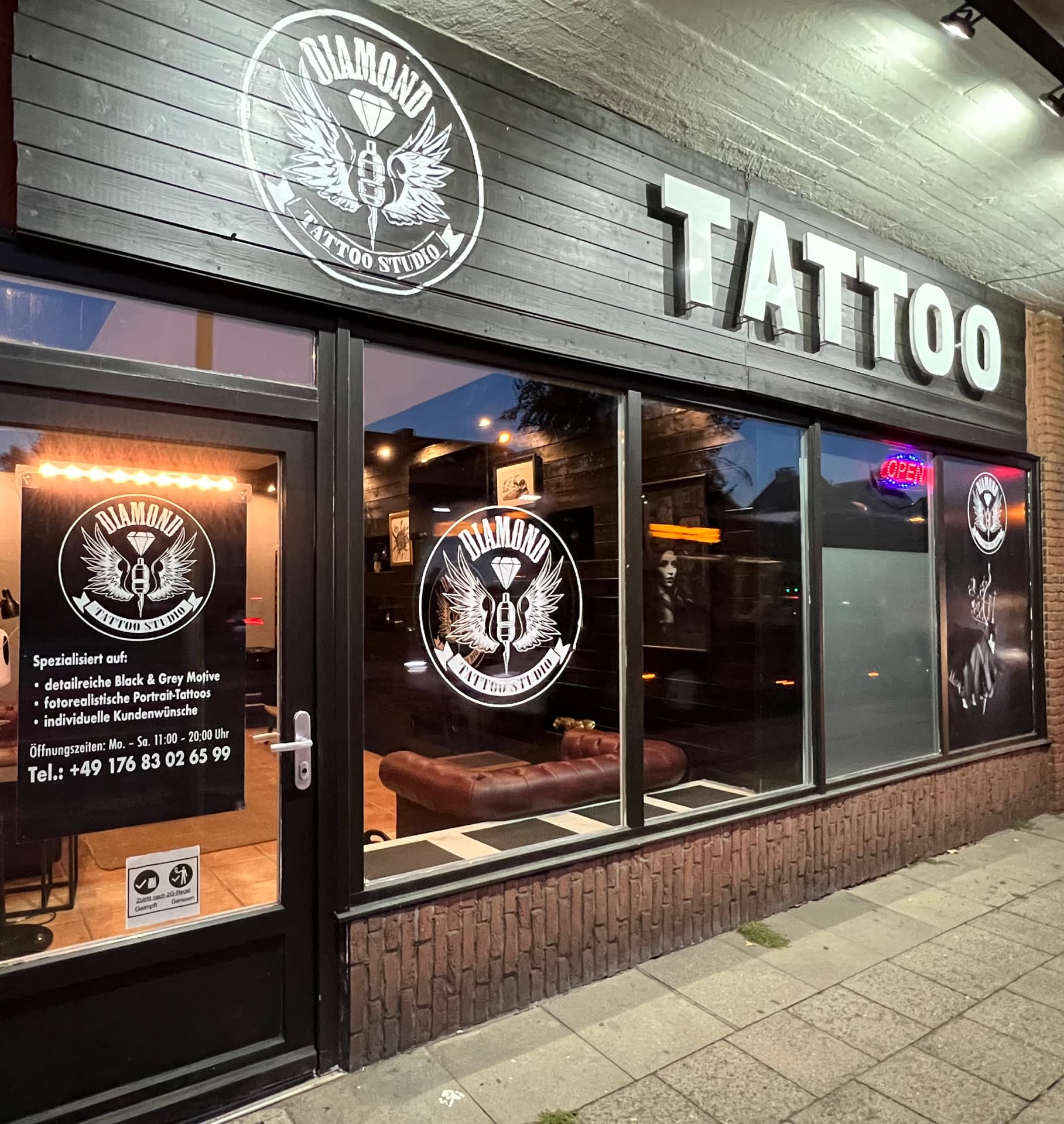 Außenansicht des Diamond Tattoo Studios in Großenbrode bei Nacht