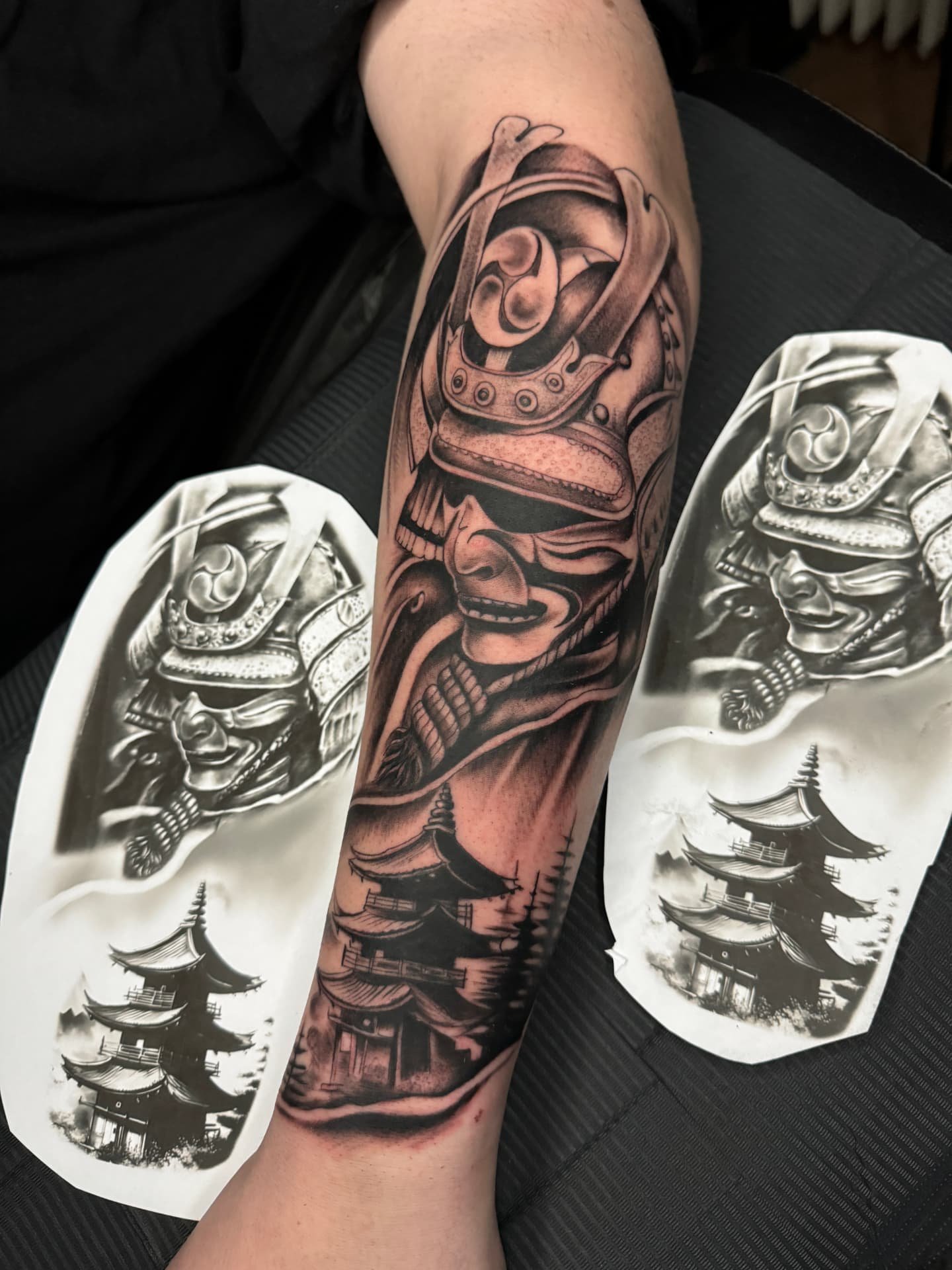 Samurai-Maske mit Pagode als Unterarm-Sleeve in Black & Grey