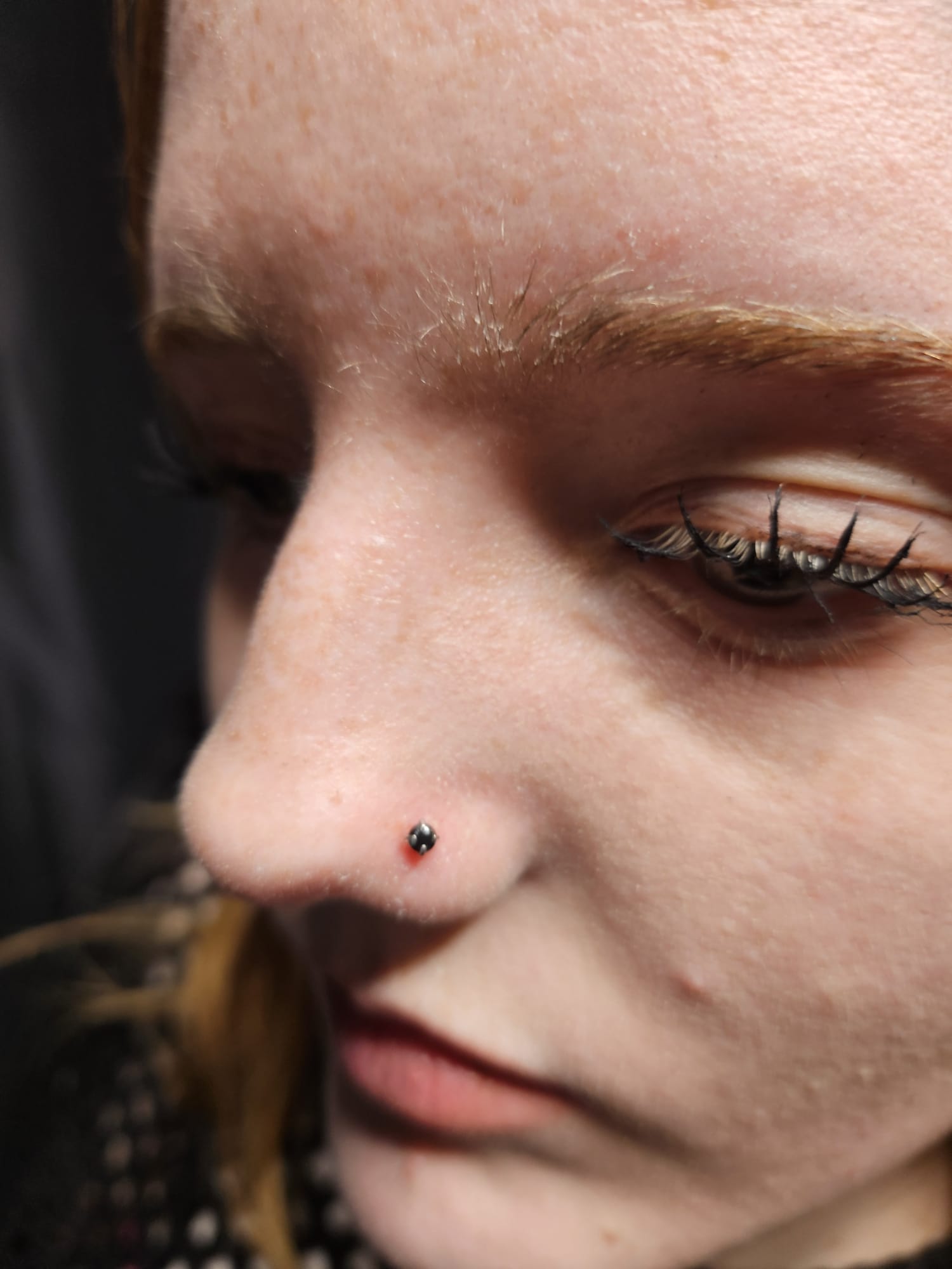 Nostril-Piercing mit silbernem Stecker, gestochen von Tati