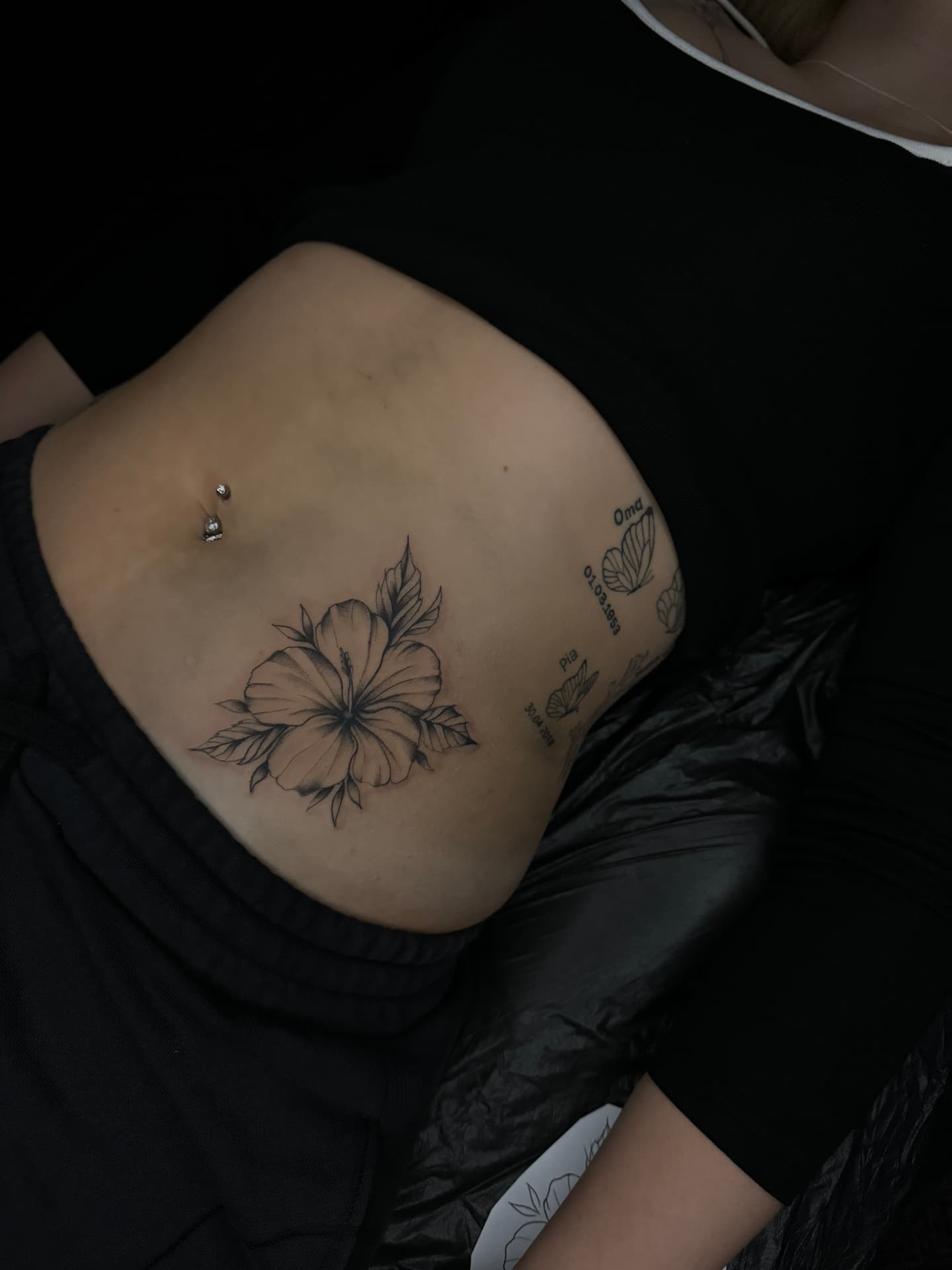 Hibiskusblüte in Black & Grey auf dem Bauch