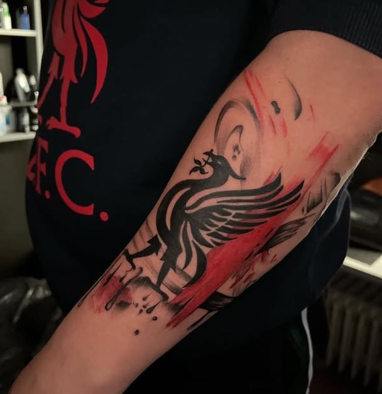 Liverpool FC Liverbird Tattoo in Schwarz mit roten Aquarell-Akzenten
