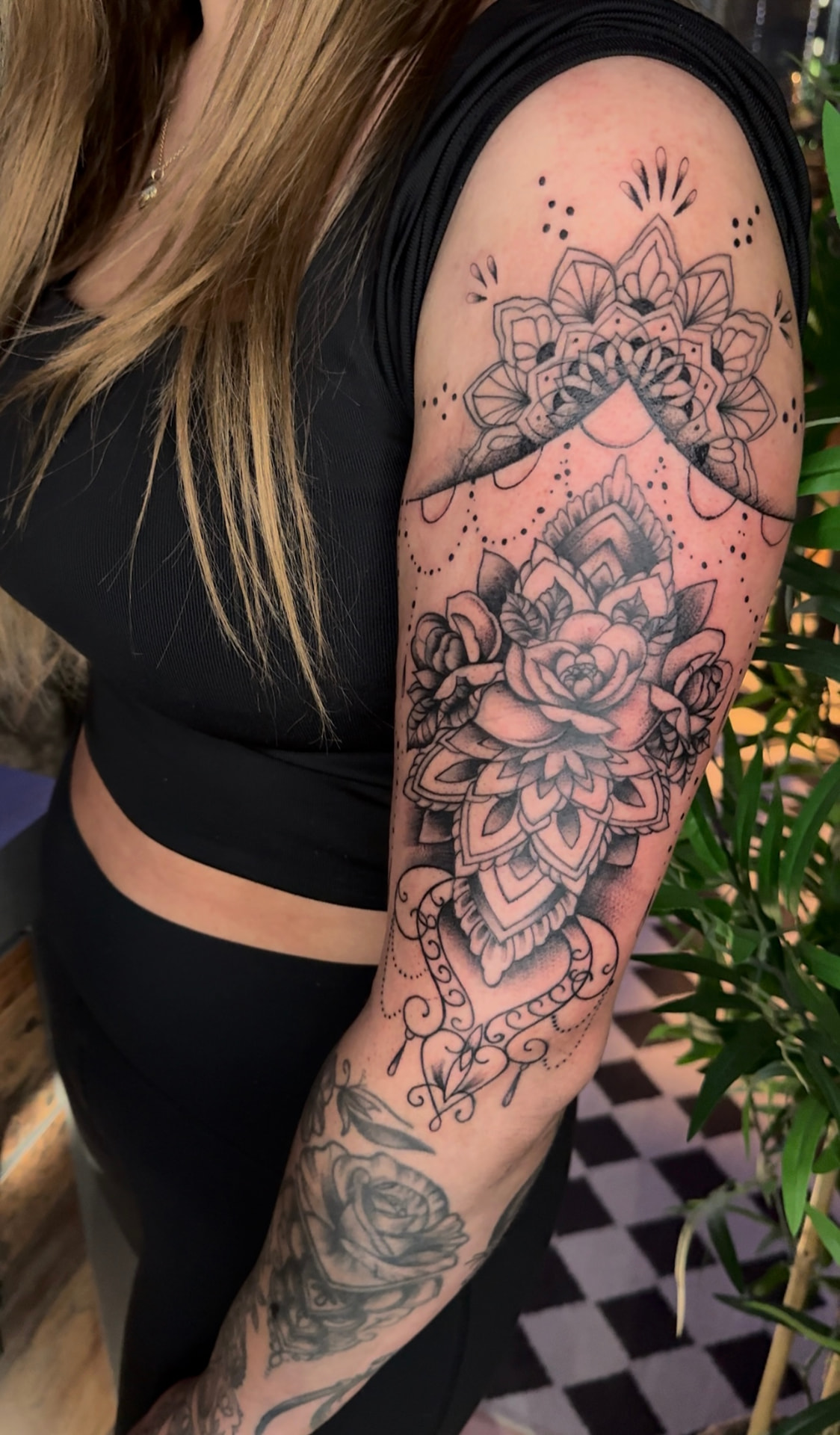 Mandala mit Rosen und Ornamenten am Oberarm