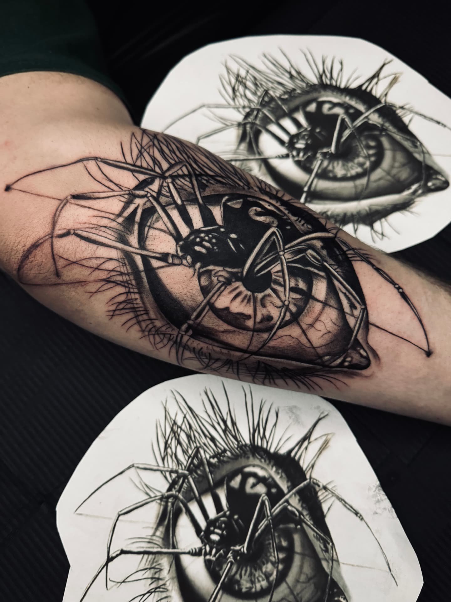 Surreales Auge mit Spinne am Unterarm in Black & Grey Realistik