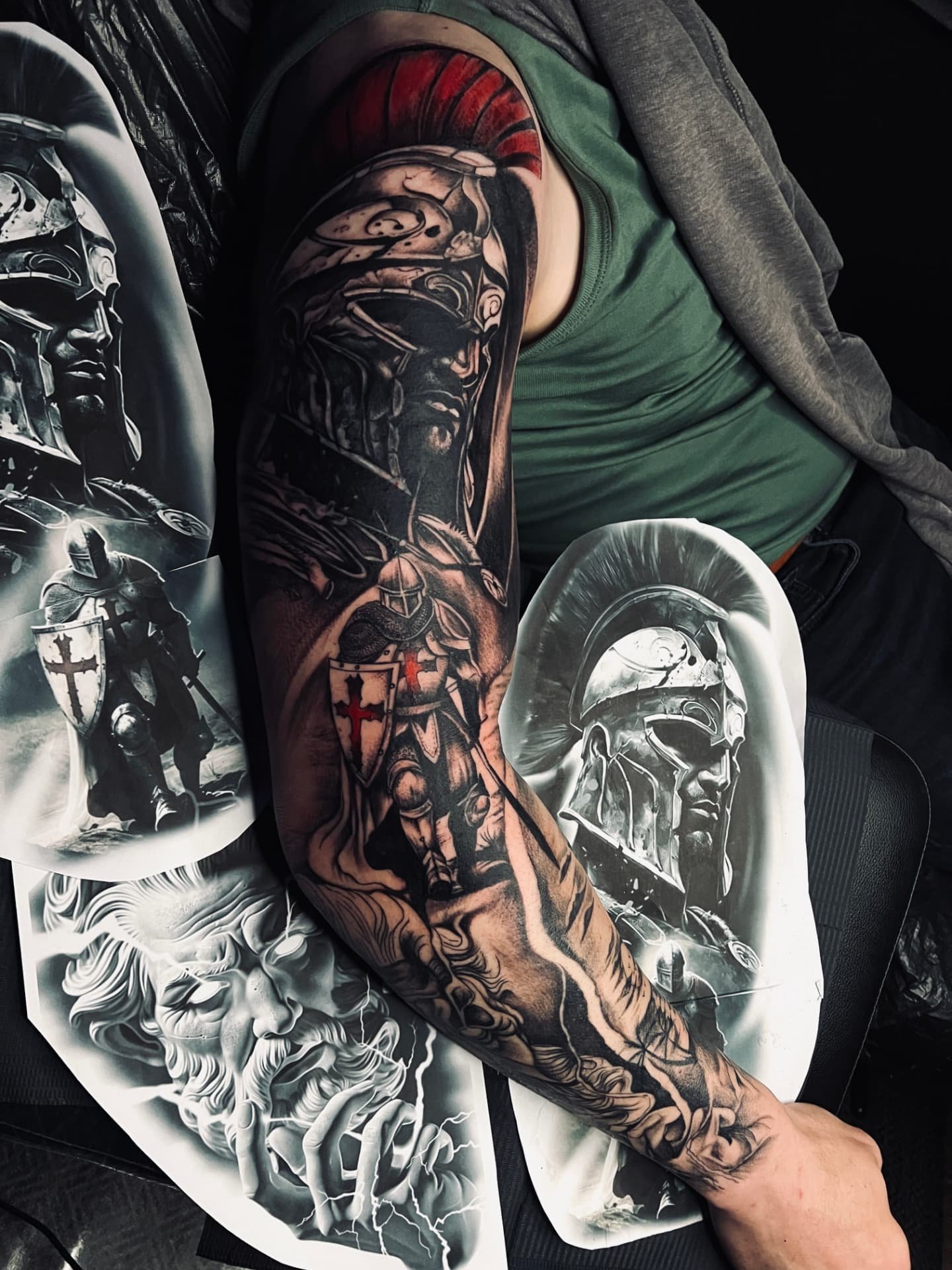 Realistischer Spartaner- und Kreuzritter-Sleeve in Black & Grey