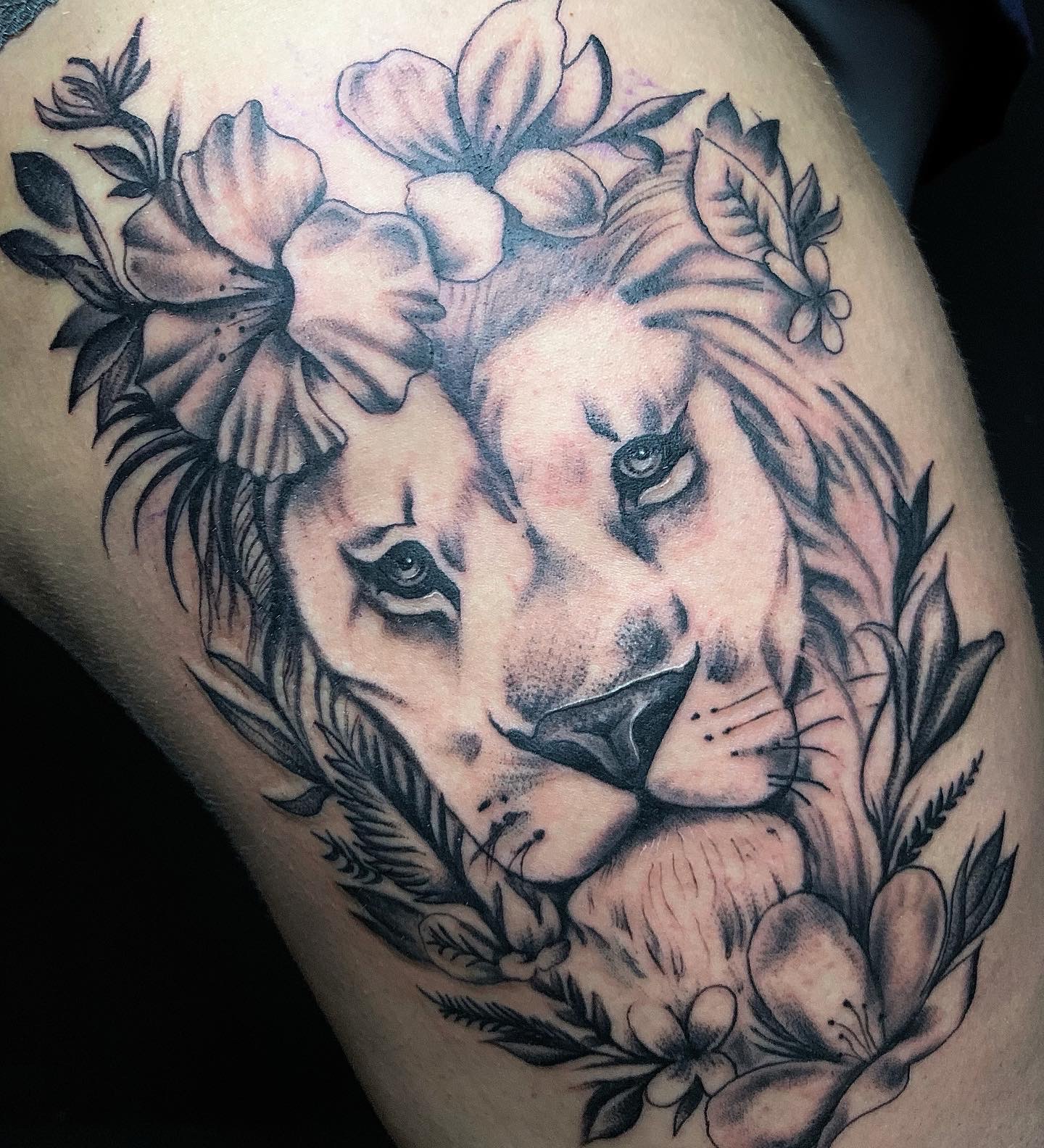 Löwe mit Blüten in Black & Grey am Oberschenkel