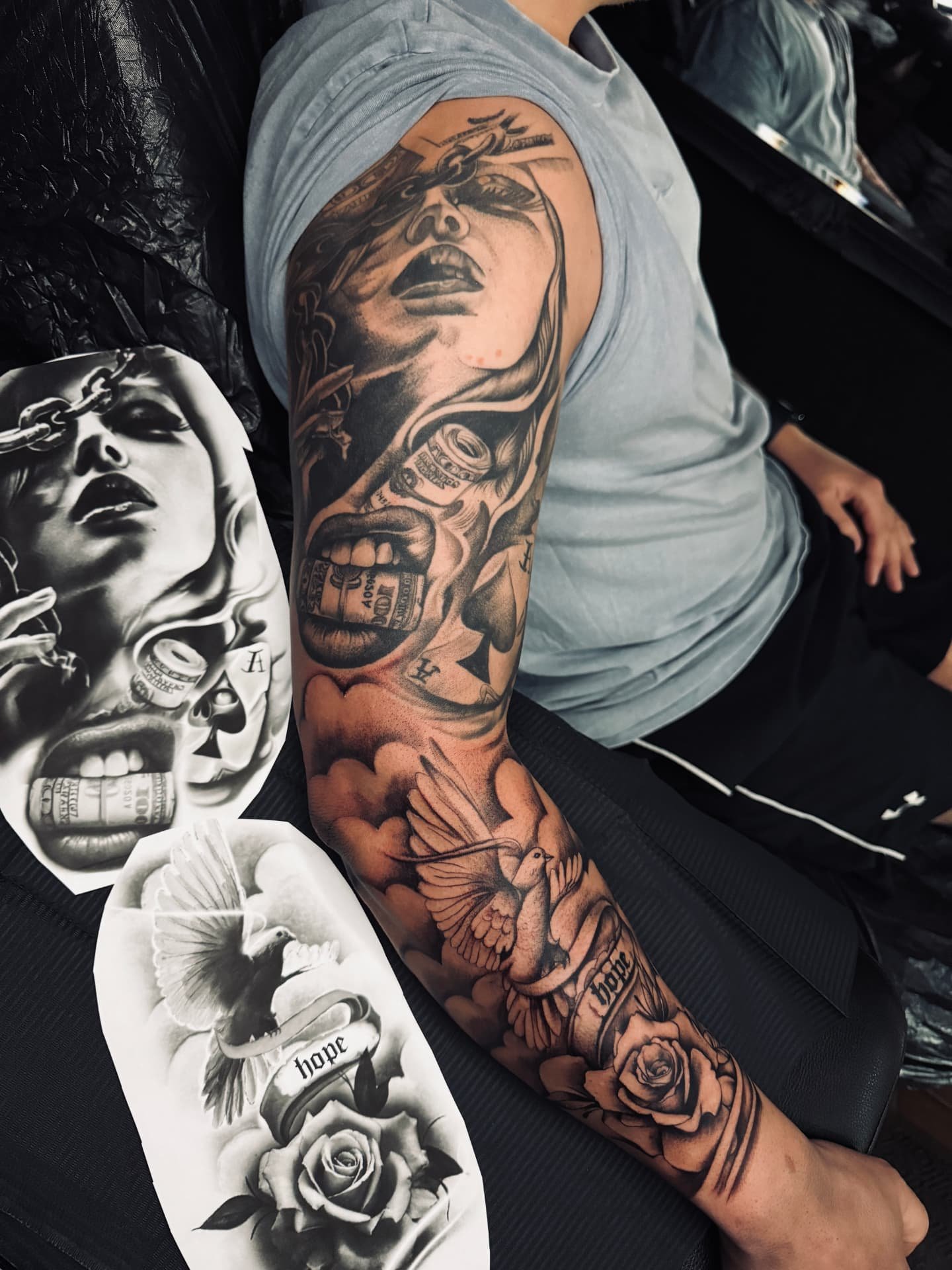 Chicano-Sleeve mit Frauenporträt, Karten und Taube in Black & Grey