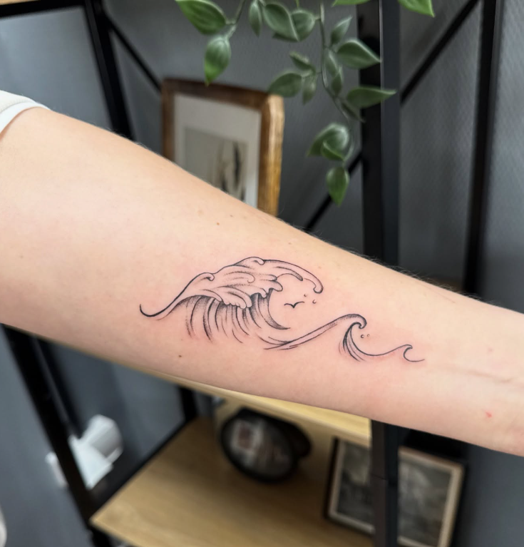 Zarte Fineline Welle als Unterarm-Tattoo