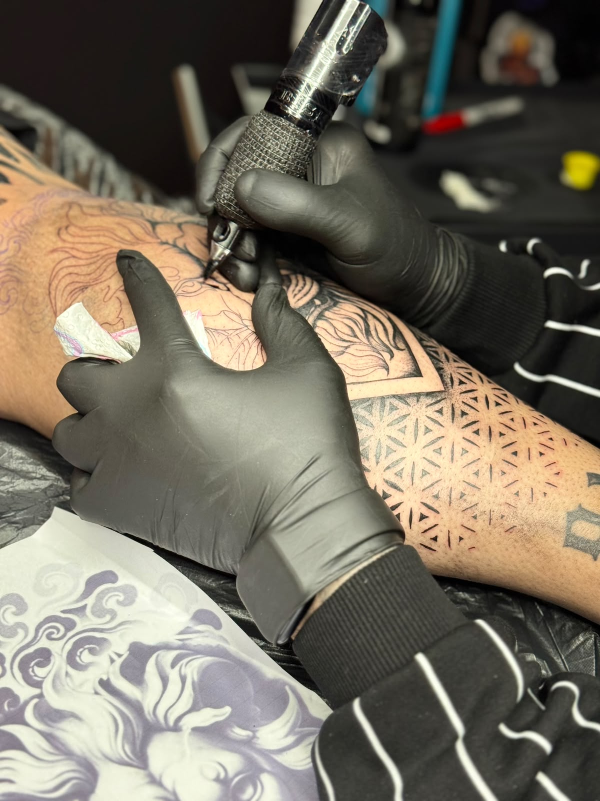 Feri tätowiert ein großflächiges Black & Grey Motiv im Diamond Tattoo Studio Großenbrode