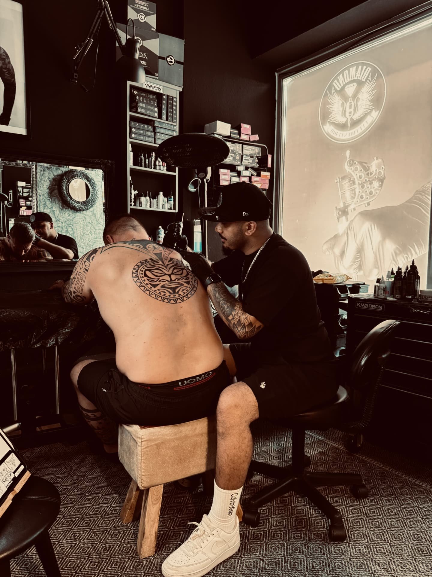 Maori-Schulterstück wird live im Diamond Tattoo Studio Großenbrode tätowiert