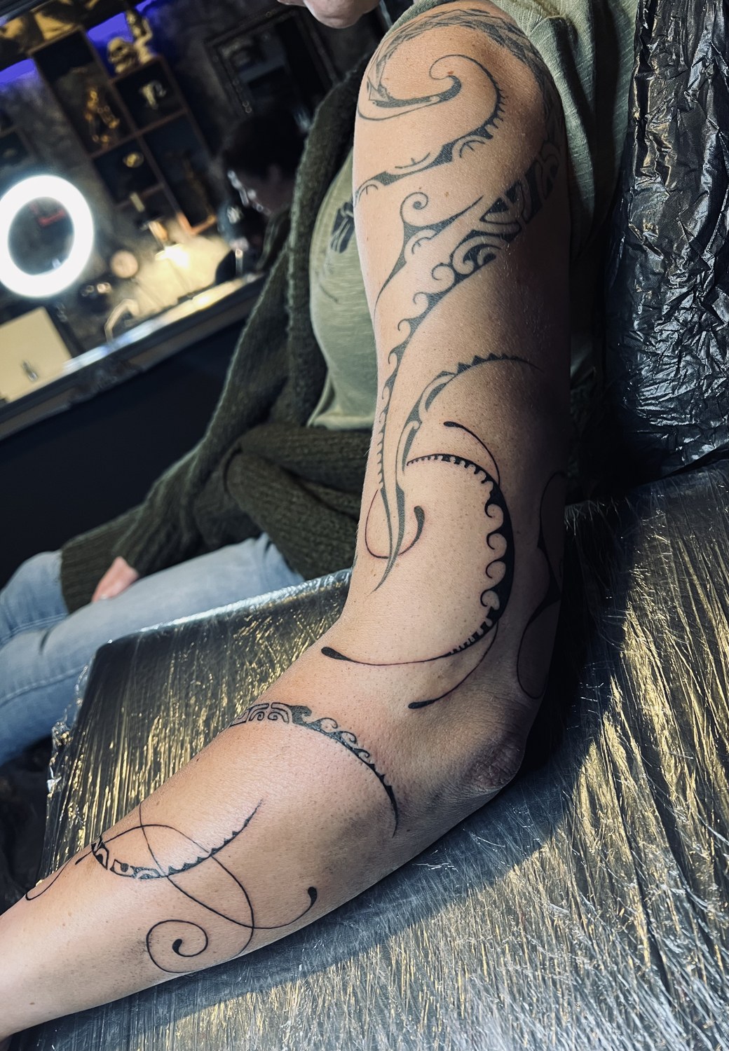 Maori Freihand-Sleeve mit Wellen- und Hakenornamenten am Arm