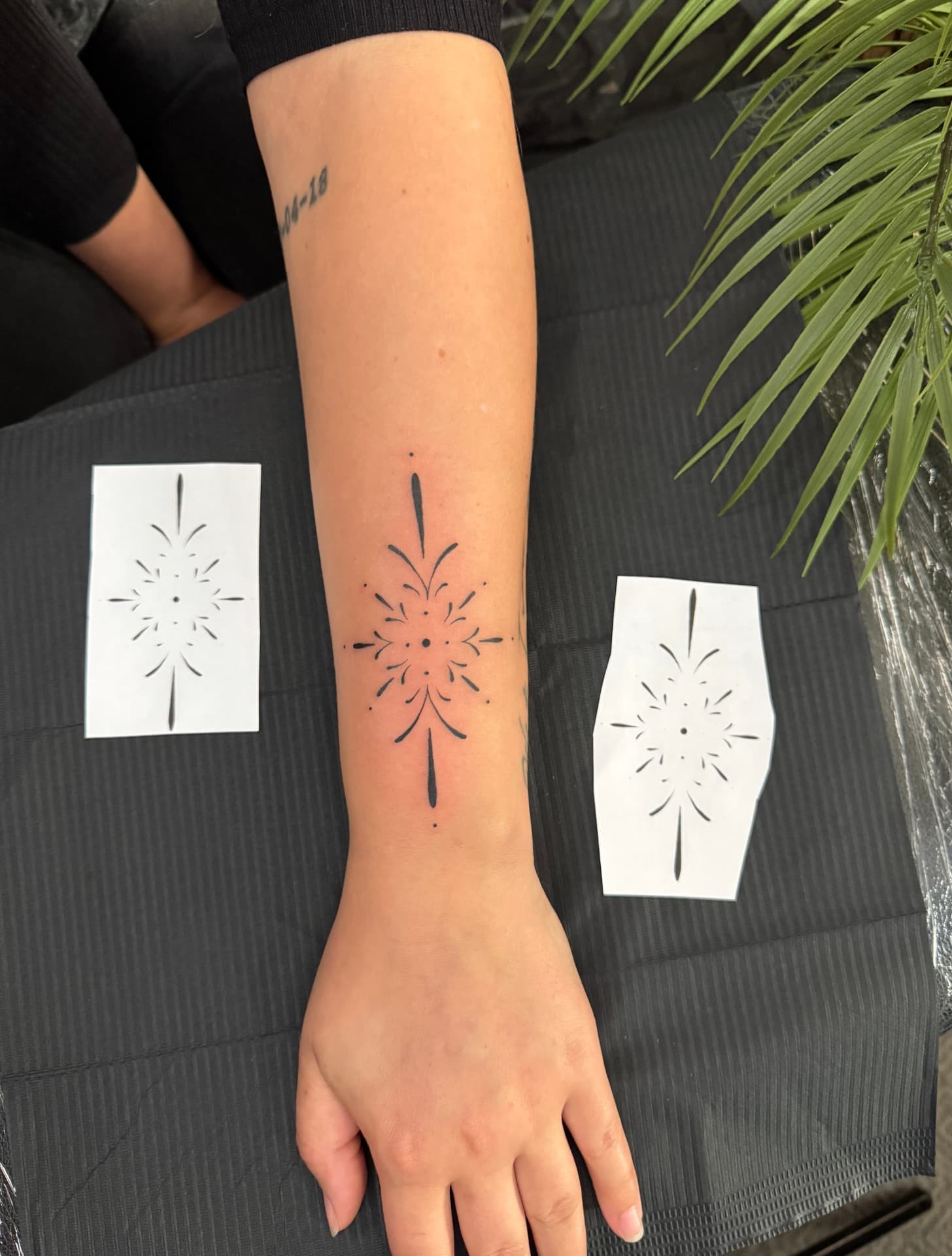 Feines Ornament-Tattoo am Unterarm in zarten Linien