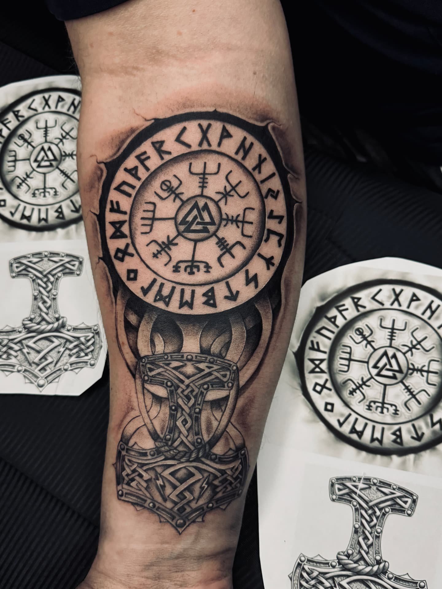 Vegvisir mit Runenkreis und Thors Hammer am Unterarm