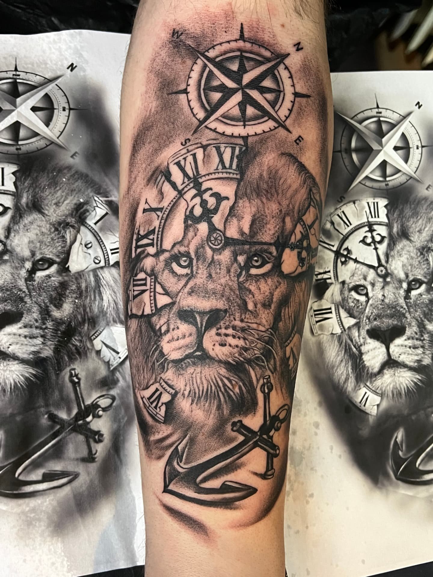 Löwe mit Kompass, Uhr und Anker am Unterarm in Realistik