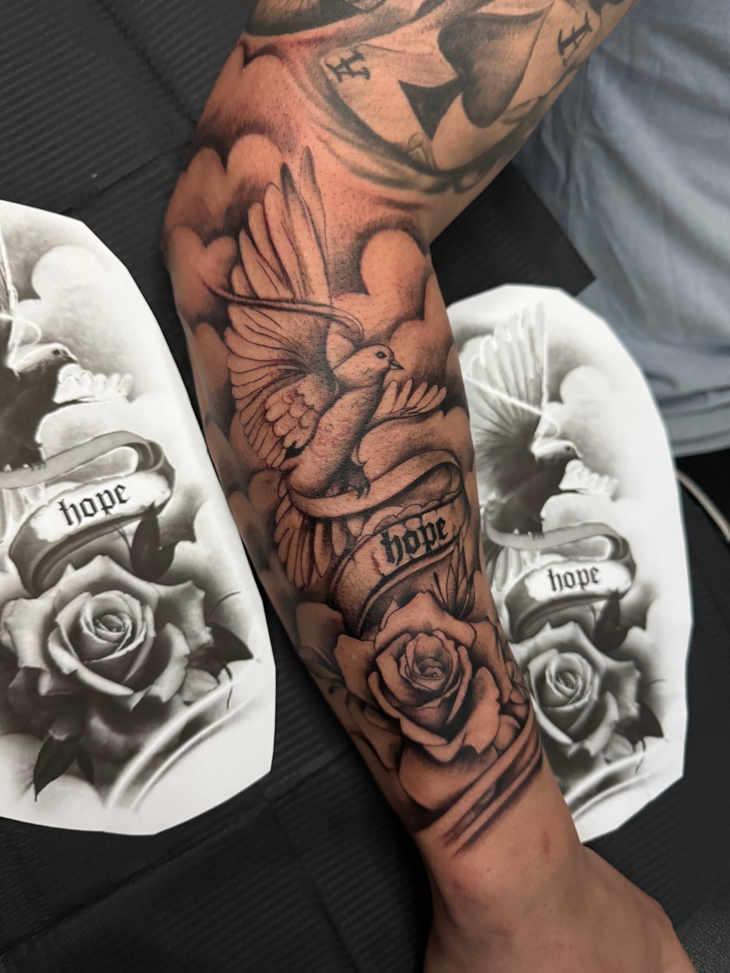 Taube mit Hope-Banner und Rose am Unterarm in Black & Grey