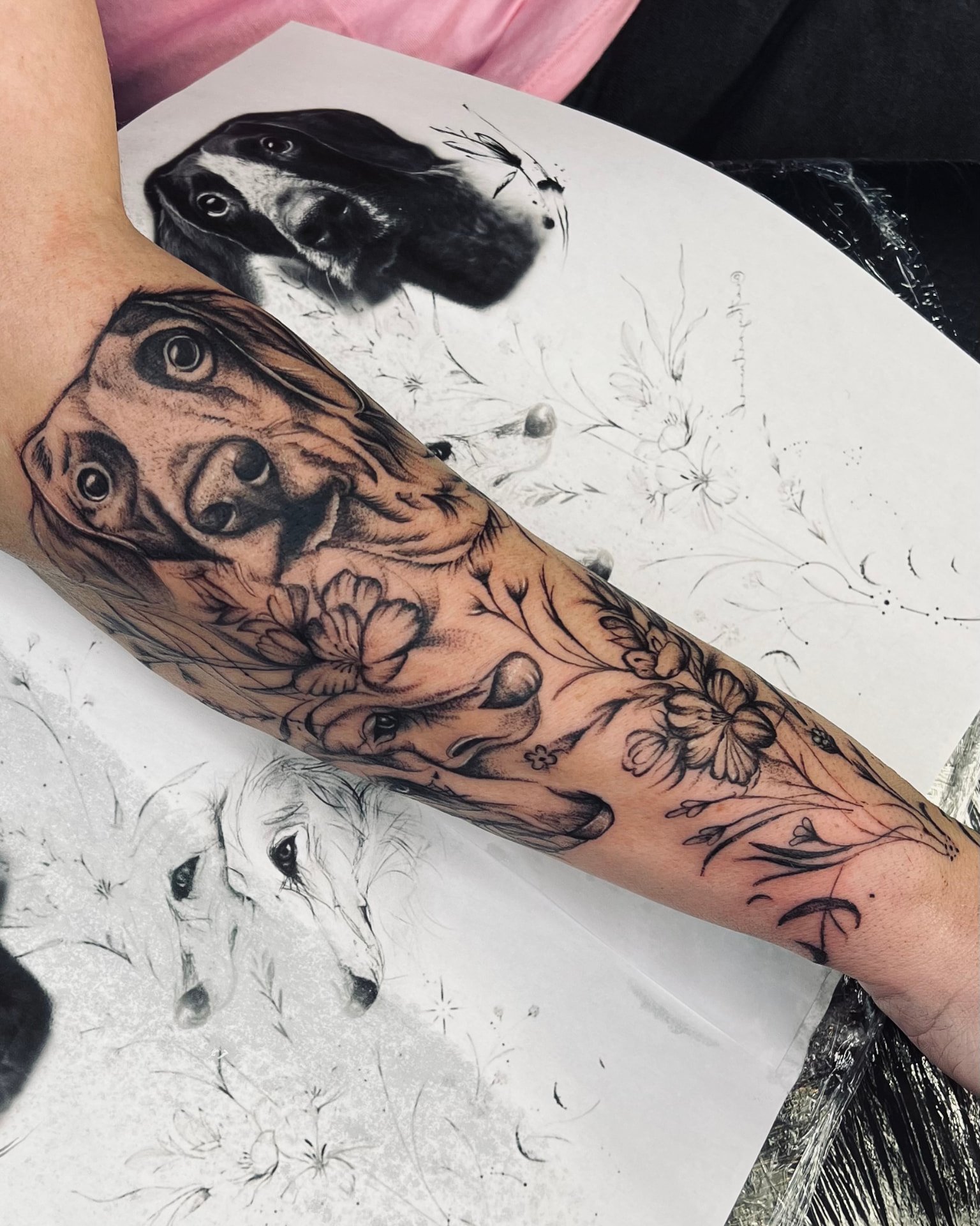 Hunde-Porträt mit Fineline-Blumen als Unterarm-Sleeve
