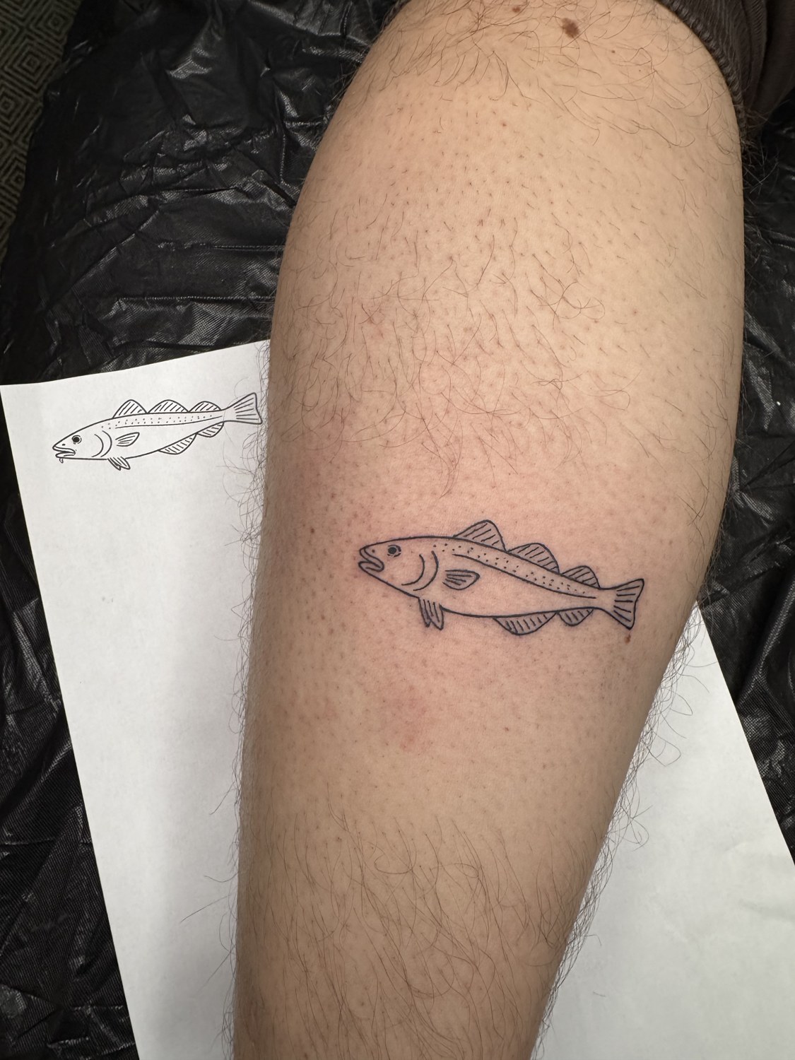 Feiner Fisch (Dorsch) in Fineline am Unterschenkel
