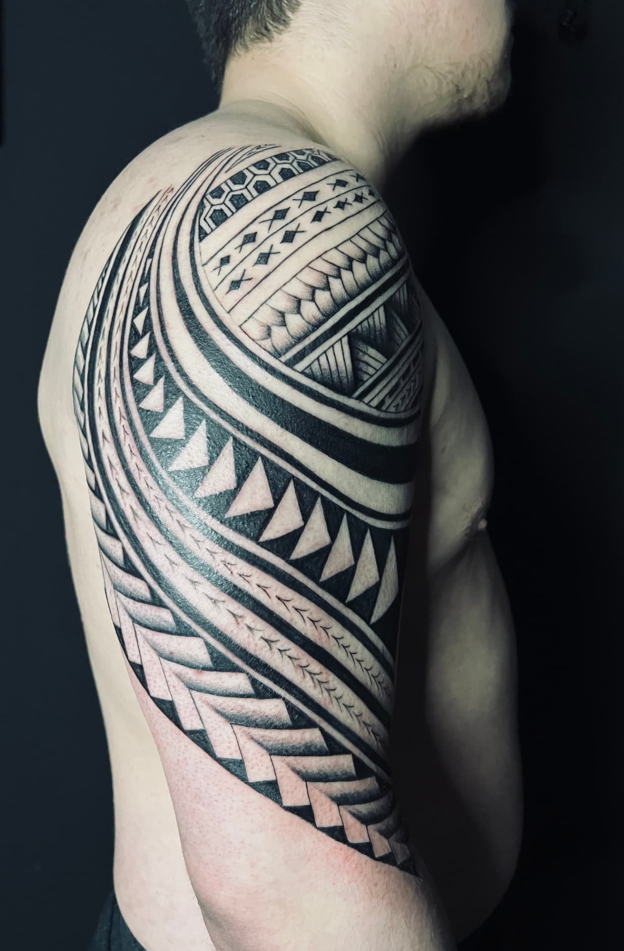 Polynesisches Maori-Schulterstück in kräftigem Blackwork