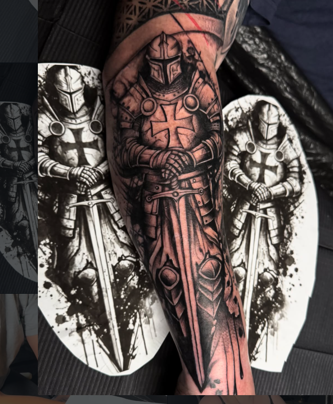 Kreuzritter mit Schwert als realistisches Black & Grey Sleeve am Unterarm