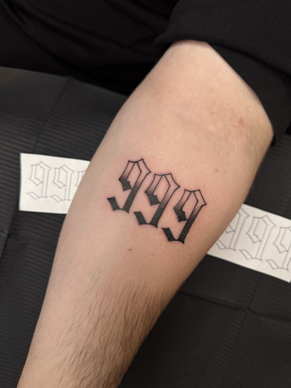 999 Lettering in Blackletter am Unterschenkel