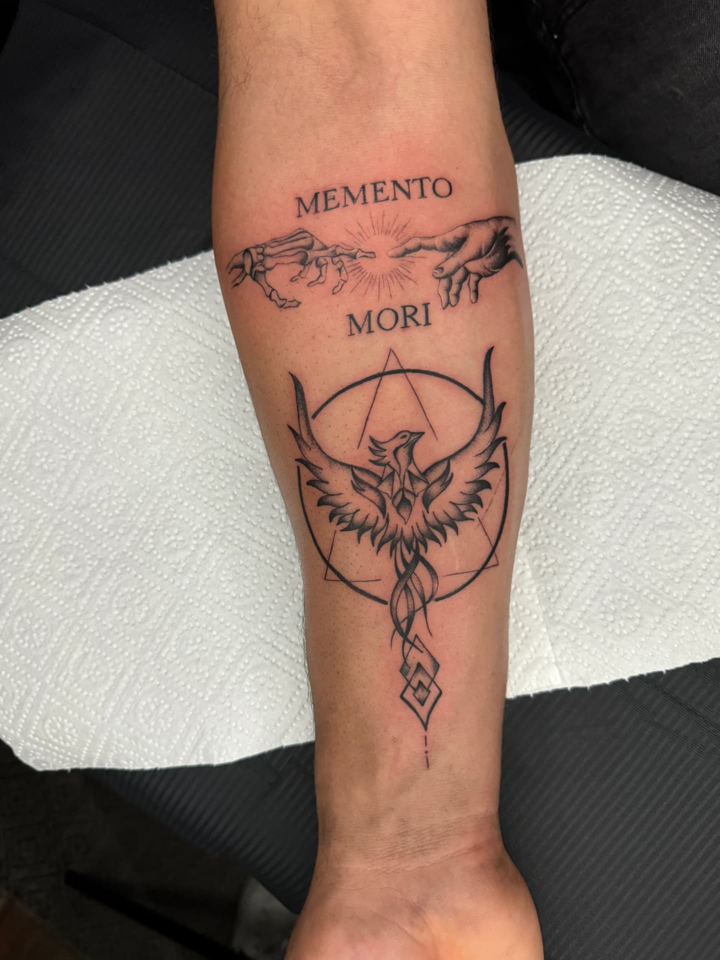 Memento Mori Tattoo mit Phönix und Geometrie am Unterarm