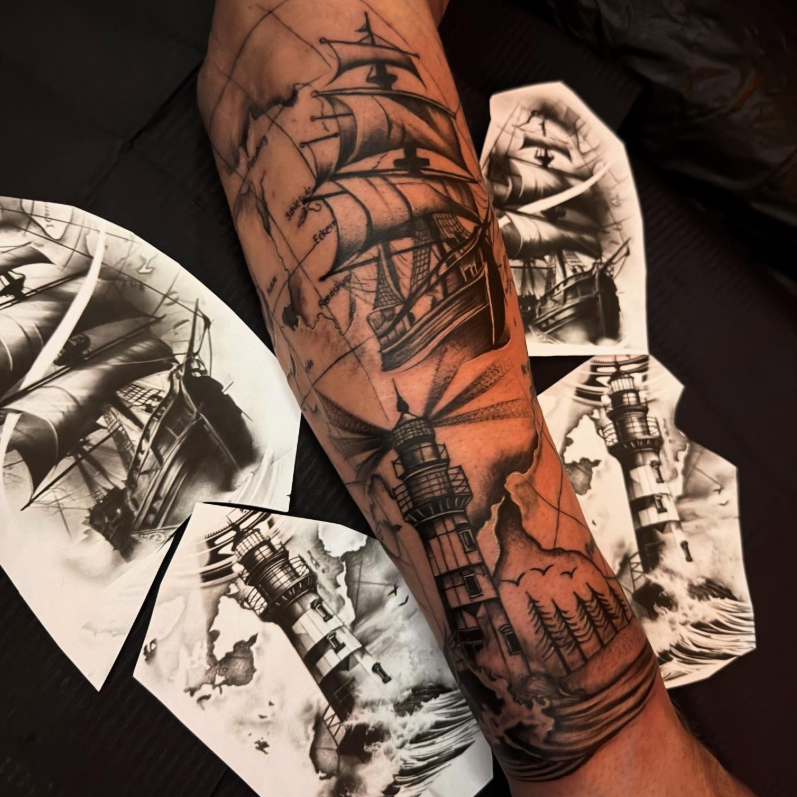 Realistisches Black & Grey Segelschiff- und Leuchtturm-Sleeve am Unterarm