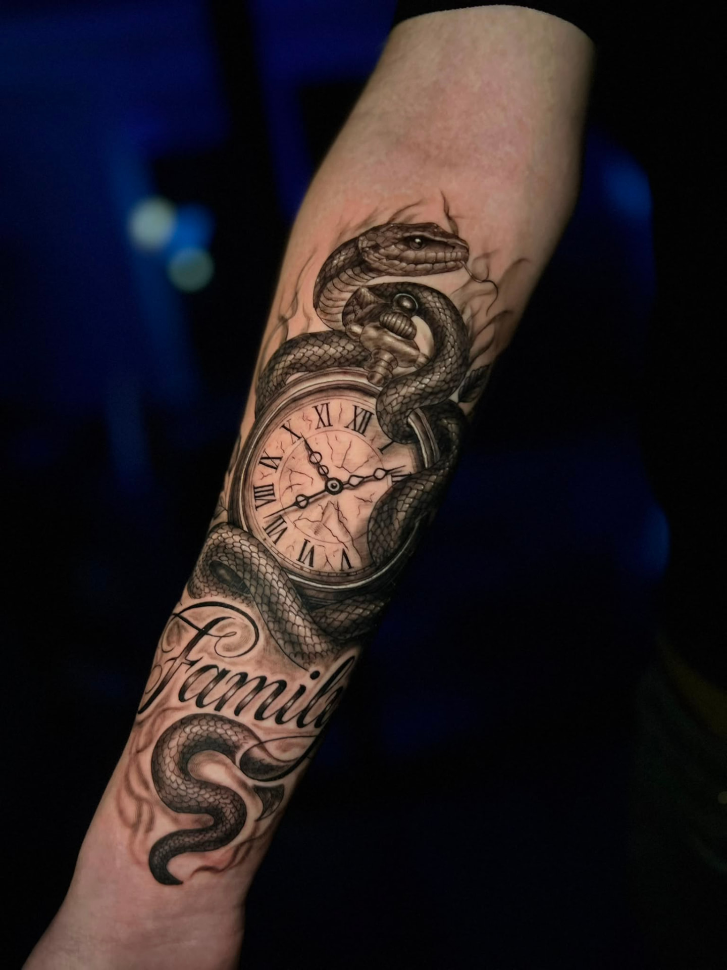 Schlange mit Taschenuhr und Family-Lettering als Unterarm-Sleeve in Black & Grey von Tristan