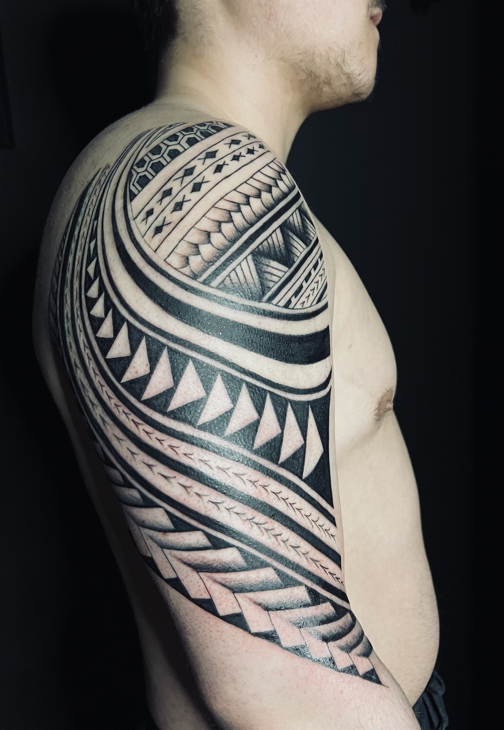 Polynesisches Maori Sleeve mit Flächenmuster an Schulter und Brust