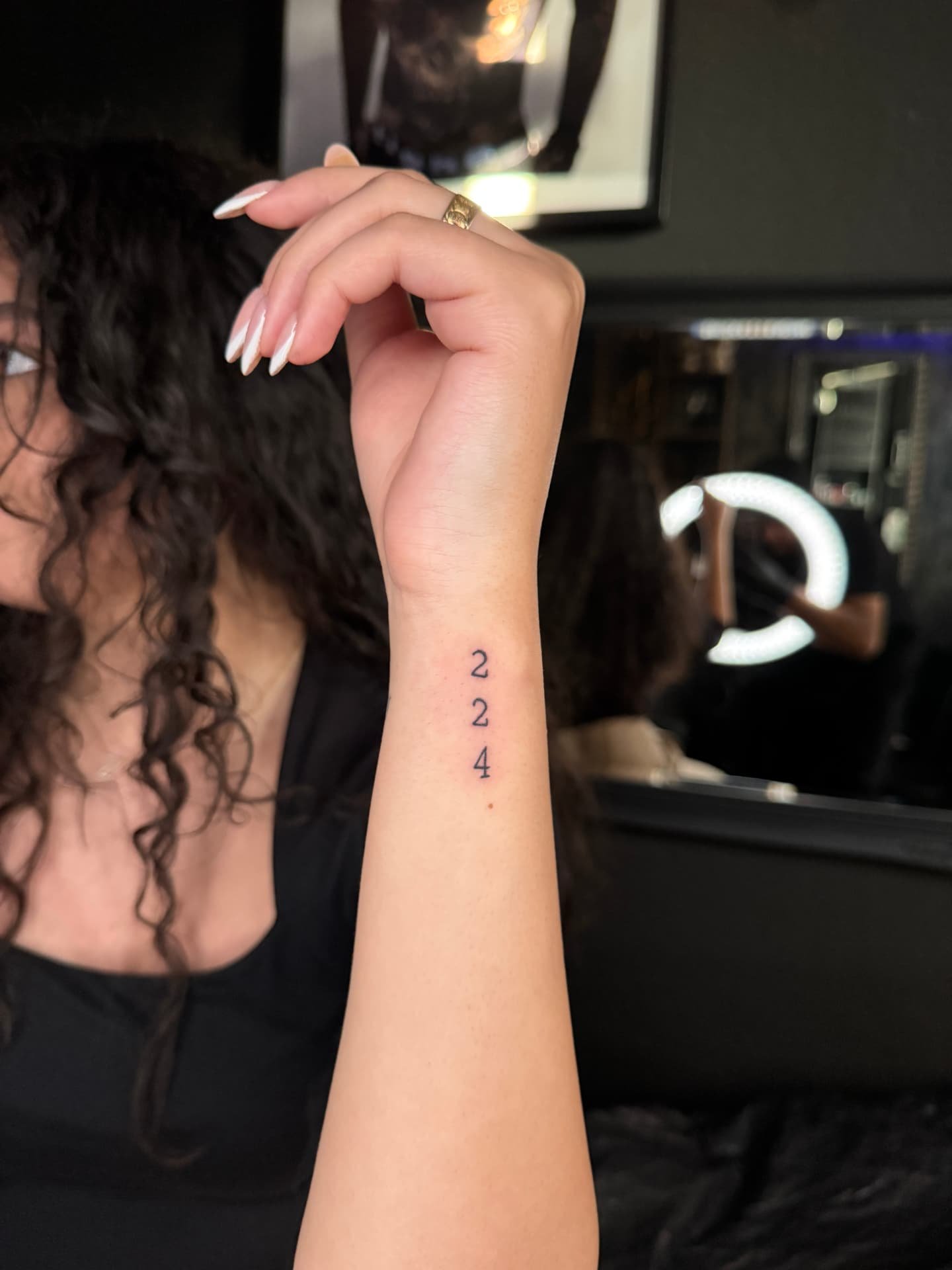 Zarte Zahlen-Tattoo 224 am Handgelenk in Fineline