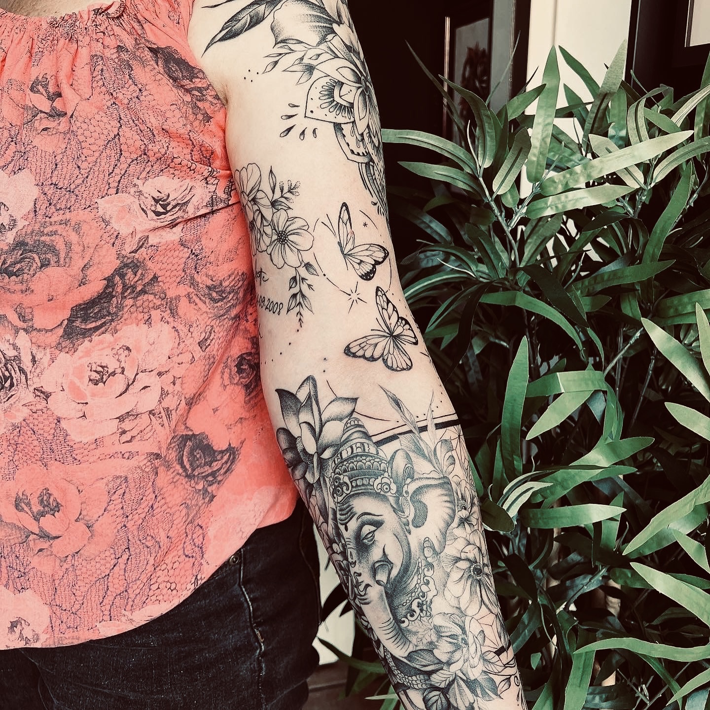 Blumen-Sleeve mit Schmetterlingen, Mandala und Ganesha