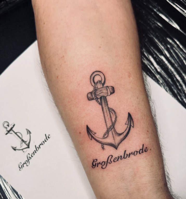 Feines Anker-Tattoo mit Schriftzug Großenbrode am Unterarm