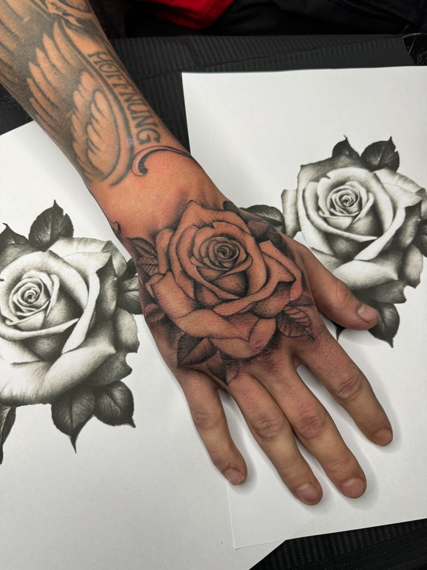 Rose auf der Hand in feiner Black & Grey Schattierung