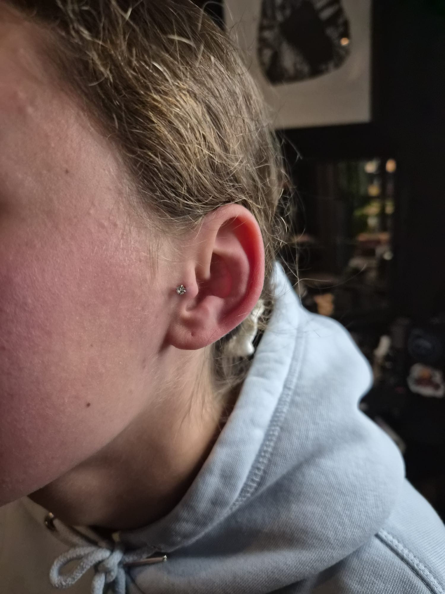 Forward-Helix-Piercing am Ohr mit Kristall-Stecker von Tati