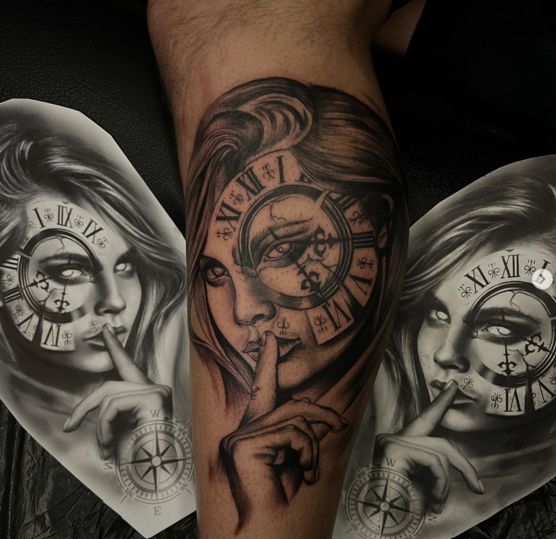Fotorealistisches Portrait-Tattoo einer Frau mit Uhr am Unterschenkel