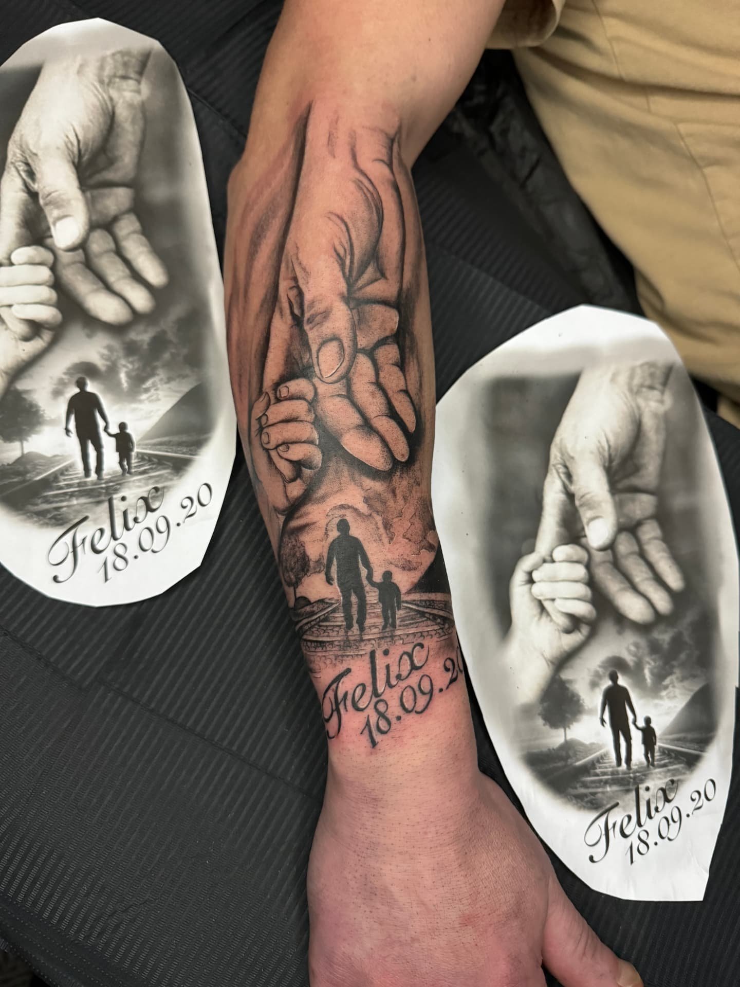 Vater-und-Kind-Tattoo mit Händen, Schriftzug Felix und Datum