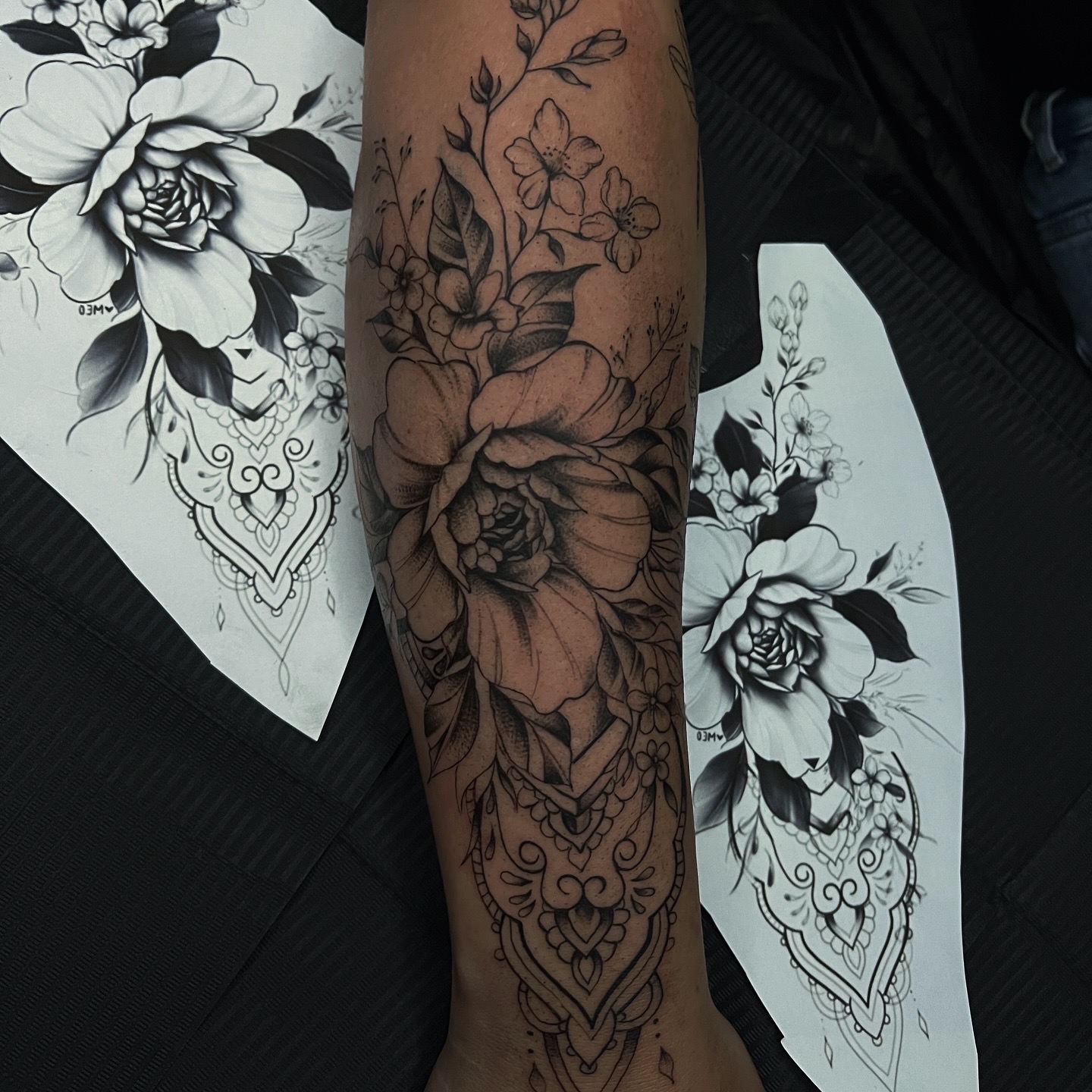 Pfingstrosen mit Ornament-Mandala am Unterarm