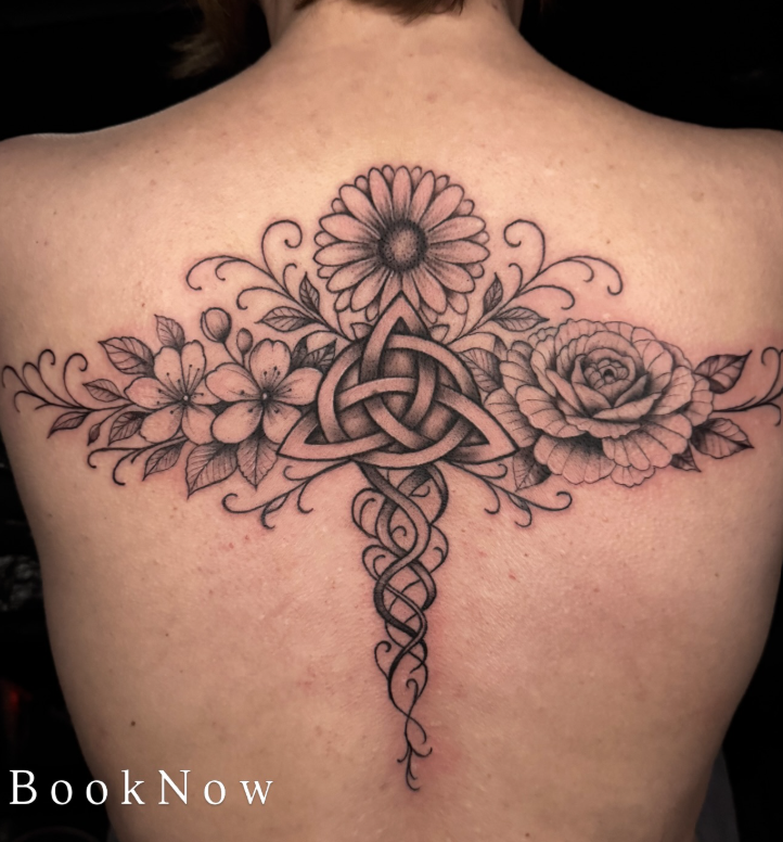 Black & Grey Rücken-Tattoo mit keltischem Knoten, Sonnenblume und Rosen