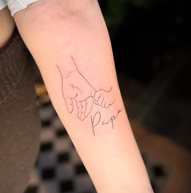 Feines Fineline Tattoo mit Händen und Schriftzug Papa am Unterarm