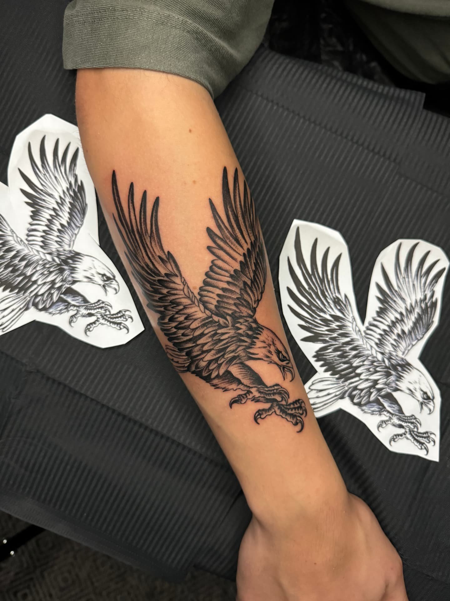 Adler mit ausgebreiteten Flügeln am Unterarm in Black & Grey