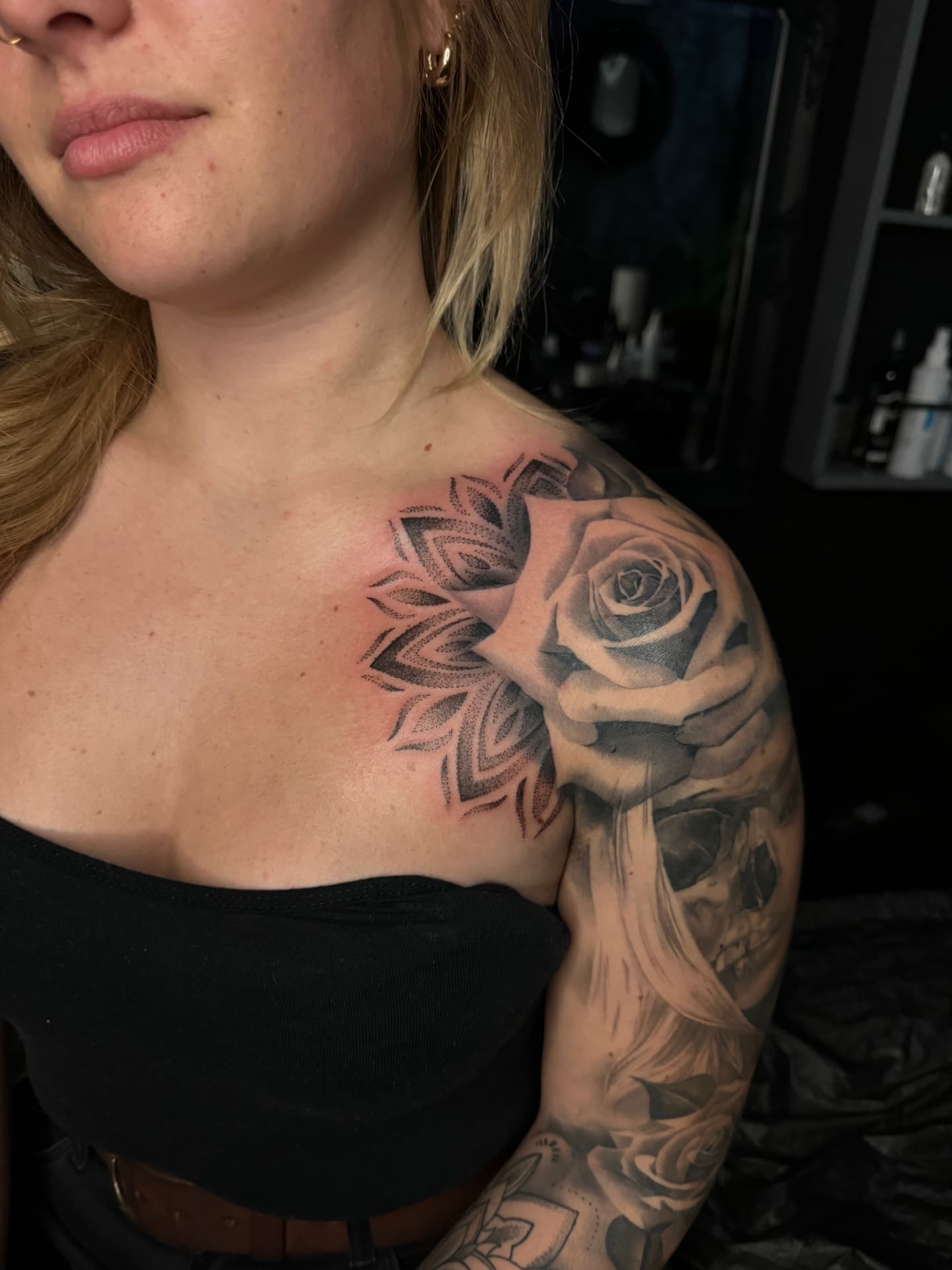 Dotwork Mandala mit realistischer Rose auf Schulter und Schlüsselbein
