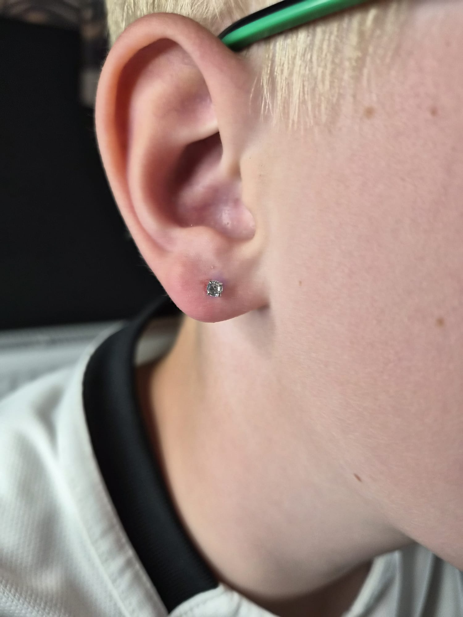 Lobe-Piercing am Ohrläppchen mit Kristall-Stecker von Tati