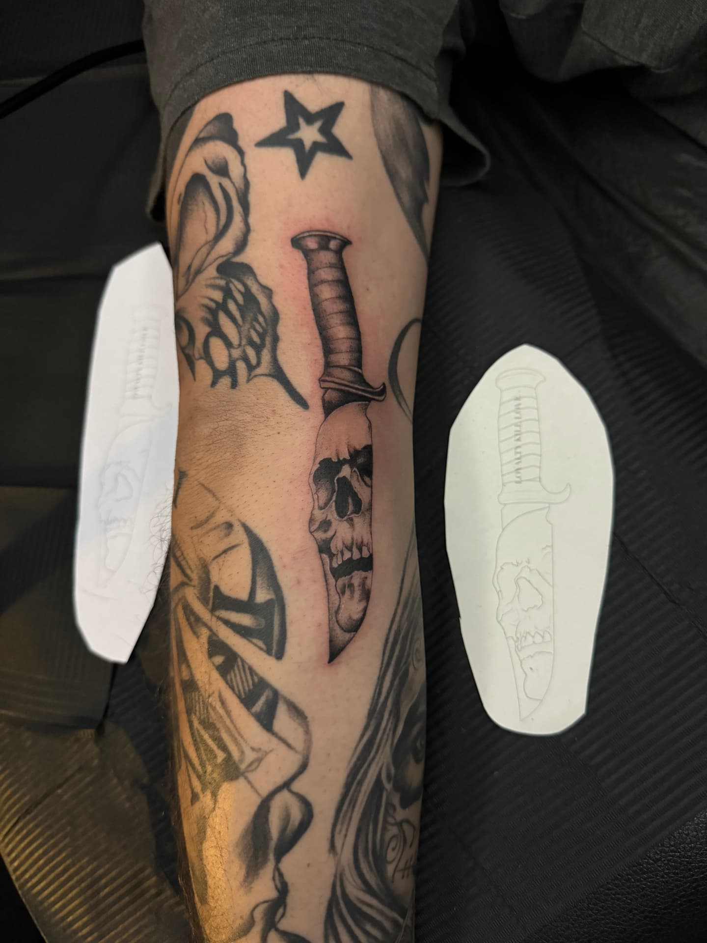 Dolch mit Totenkopf-Klinge als Black & Grey Tattoo am Unterarm
