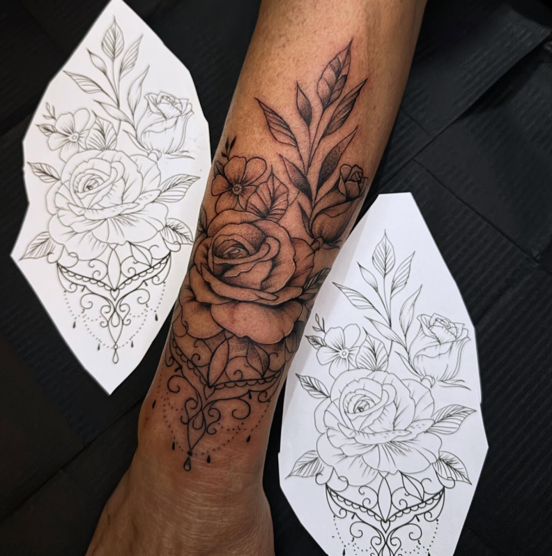 Rose mit Ornamenten als Black & Grey Tattoo am Unterarm inklusive Vorzeichnung