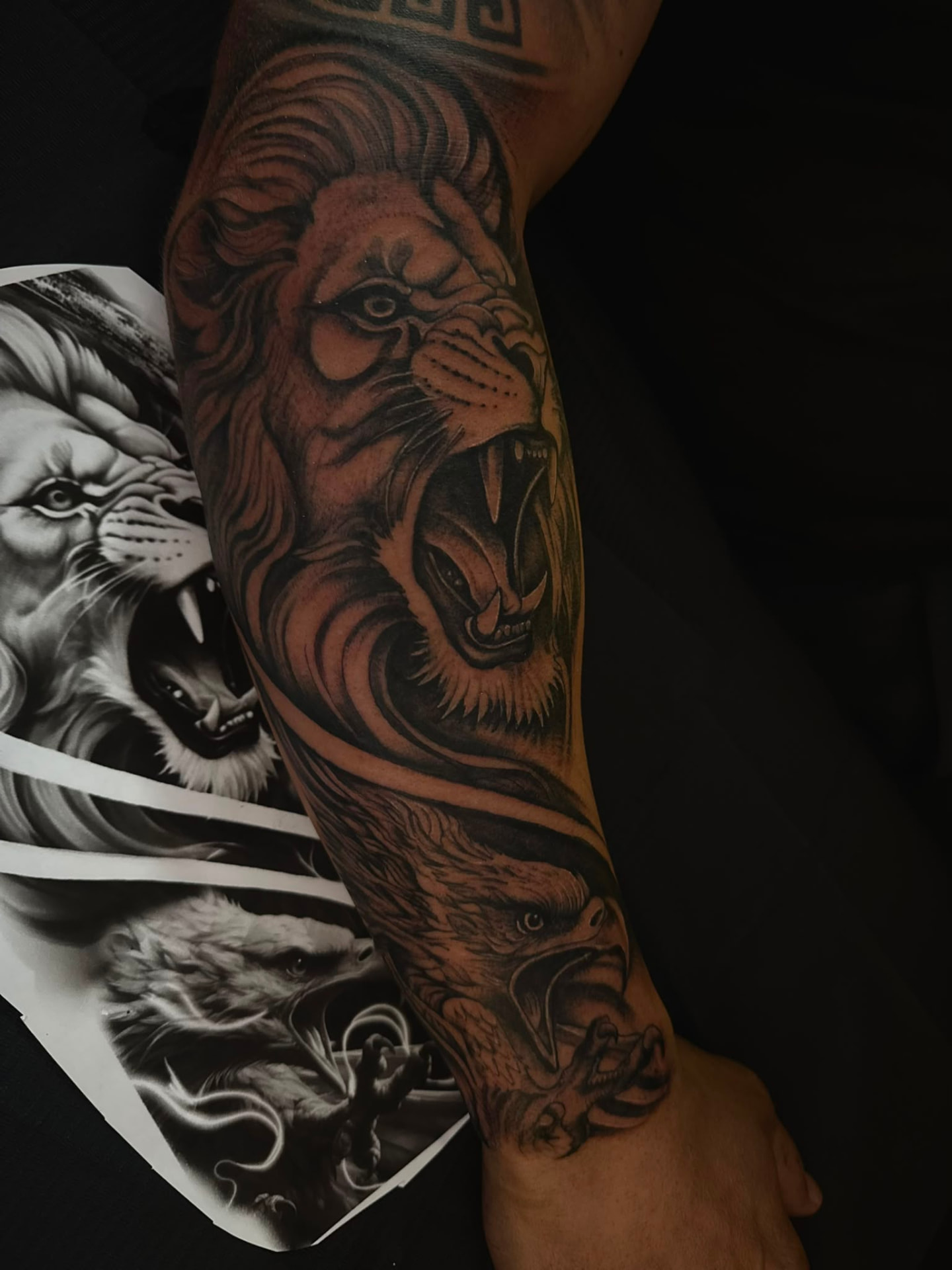 Black & Grey Sleeve mit brüllendem Löwen, Adler und Wolf