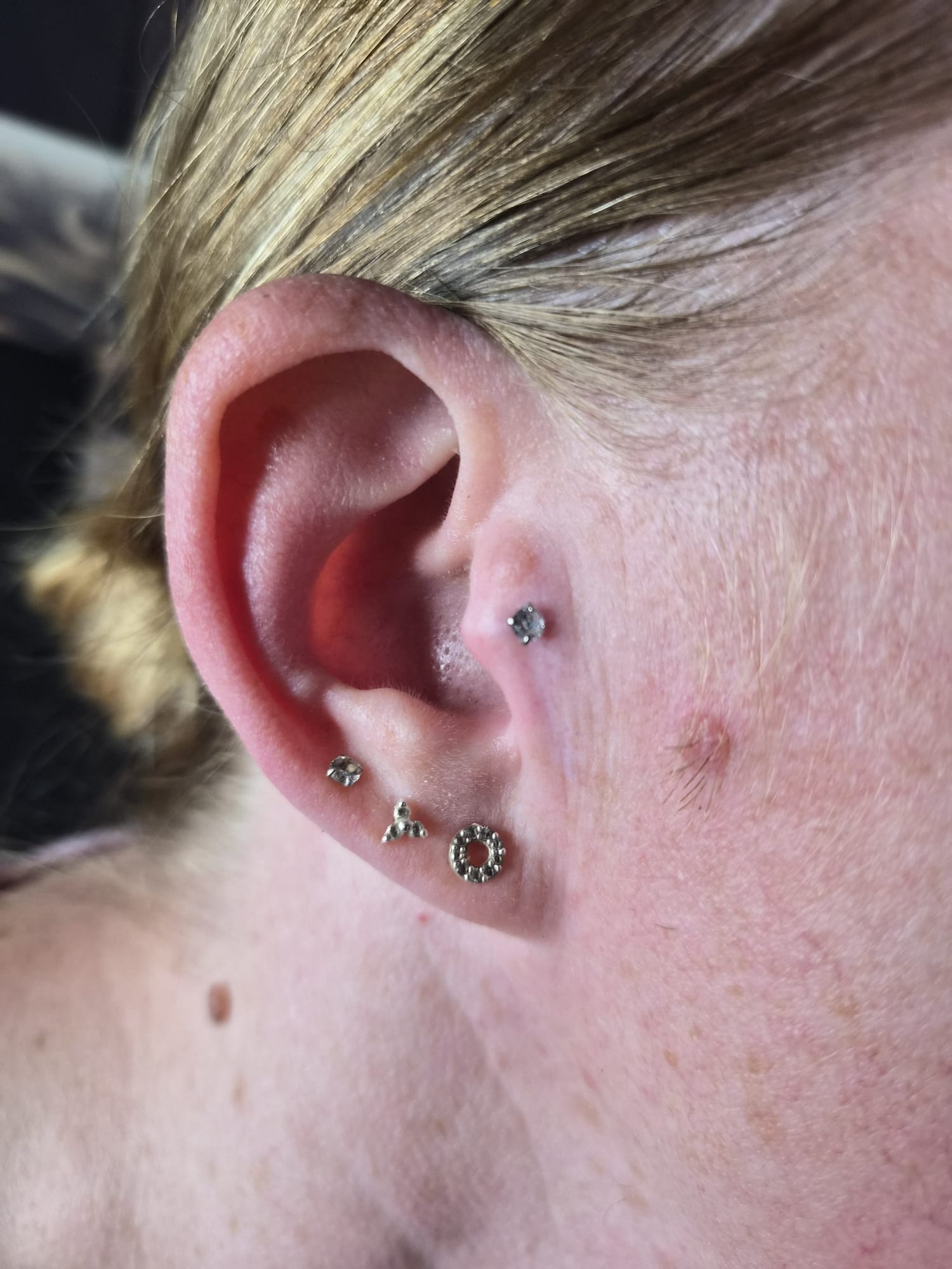 Mehrfach gepiercetes Ohr mit Tragus und Lobe-Steckern von Tati